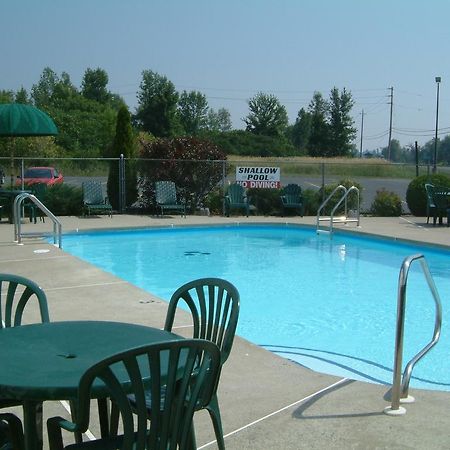 Mcintosh Country Inn & Conference Centre Морисбърг Екстериор снимка