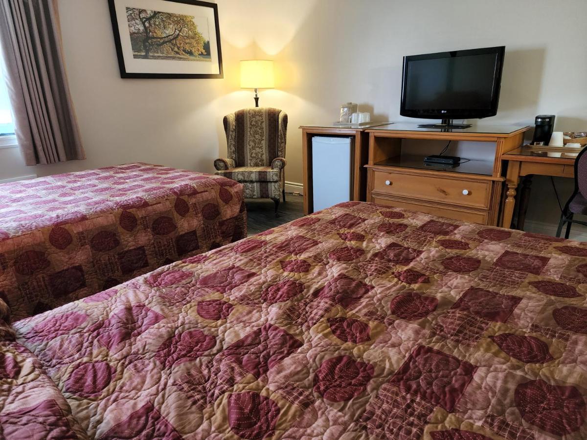 Mcintosh Country Inn & Conference Centre Морисбърг Екстериор снимка
