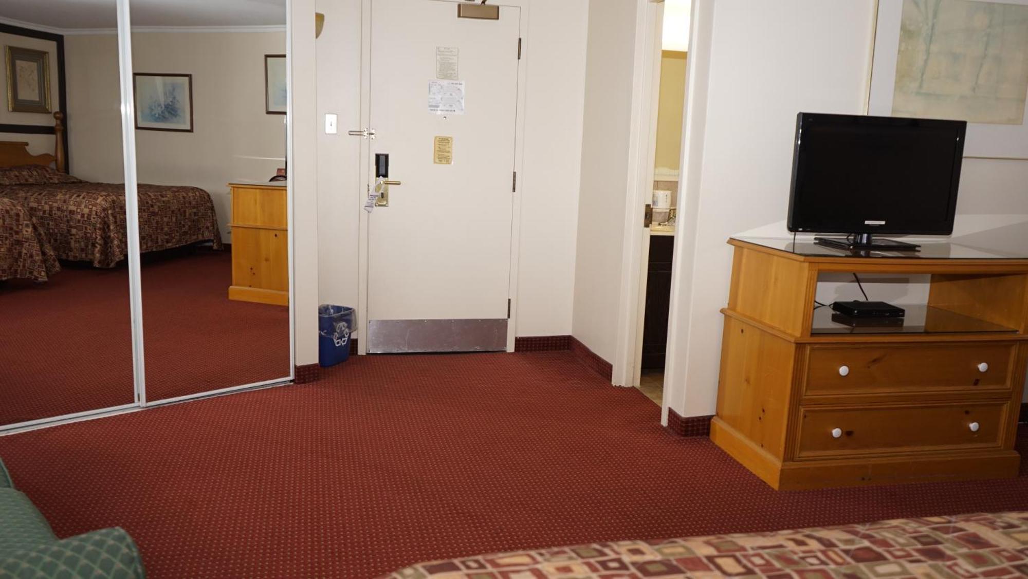Mcintosh Country Inn & Conference Centre Морисбърг Екстериор снимка