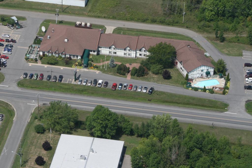 Mcintosh Country Inn & Conference Centre Морисбърг Екстериор снимка