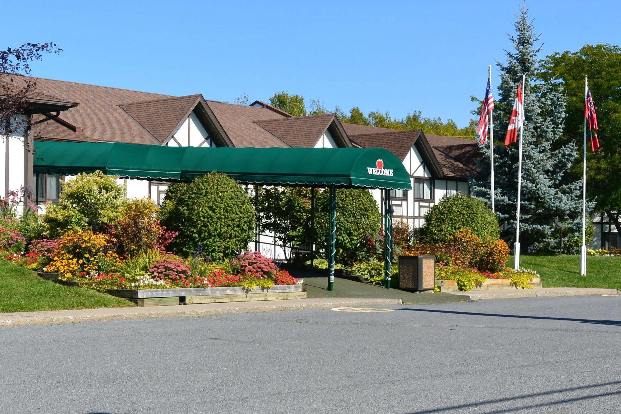 Mcintosh Country Inn & Conference Centre Морисбърг Екстериор снимка