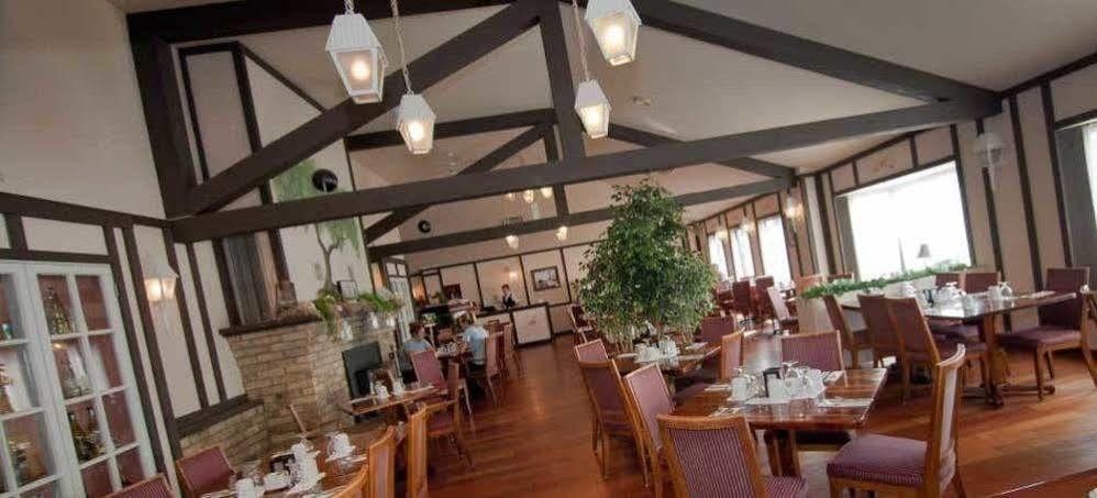 Mcintosh Country Inn & Conference Centre Морисбърг Екстериор снимка