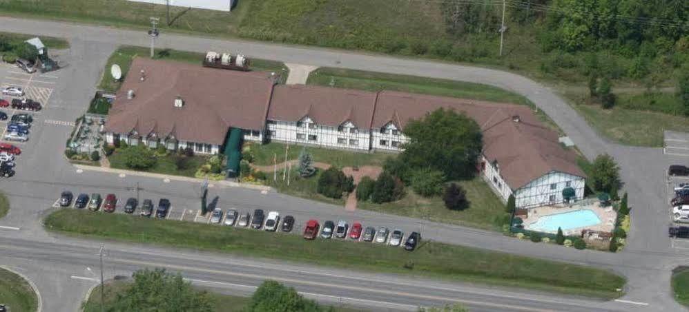 Mcintosh Country Inn & Conference Centre Морисбърг Екстериор снимка