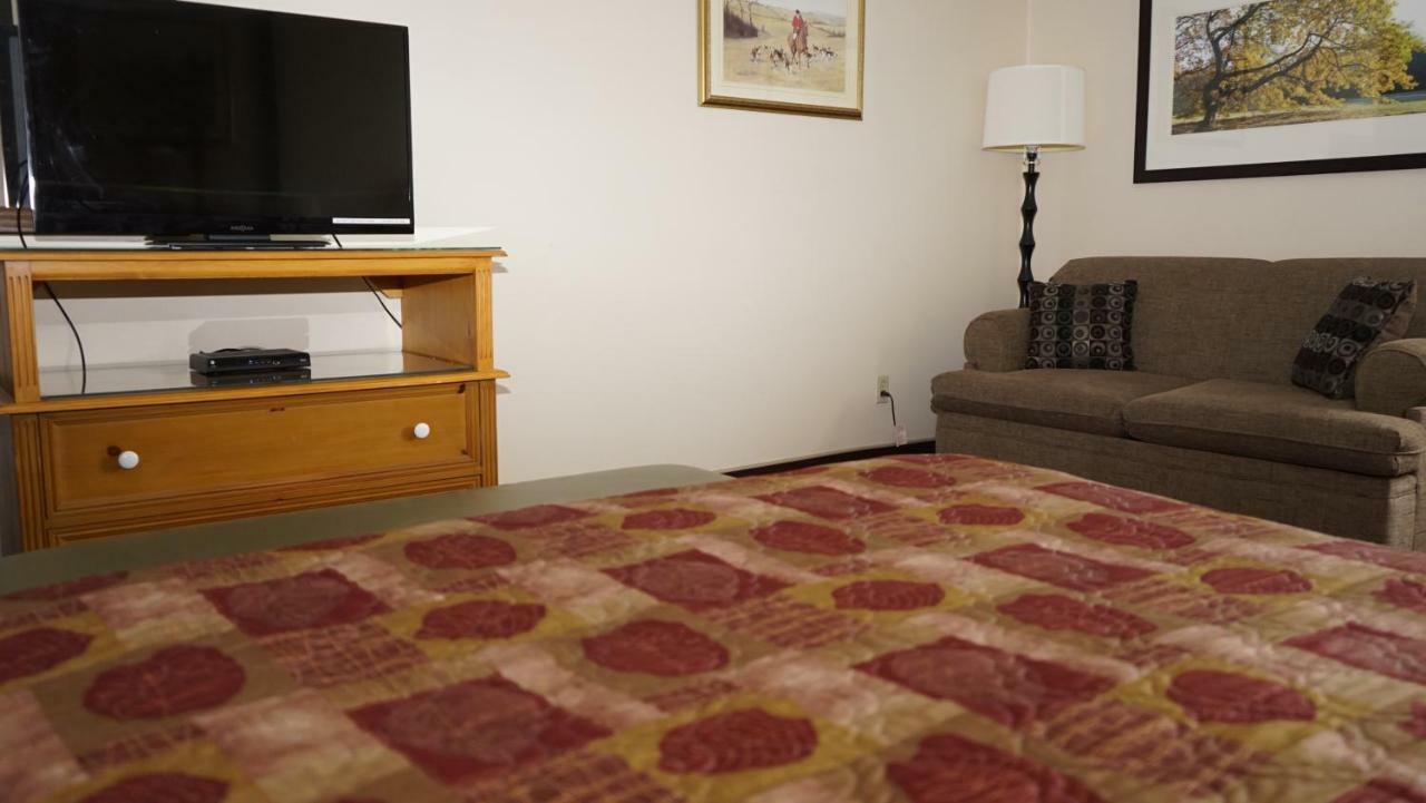 Mcintosh Country Inn & Conference Centre Морисбърг Екстериор снимка
