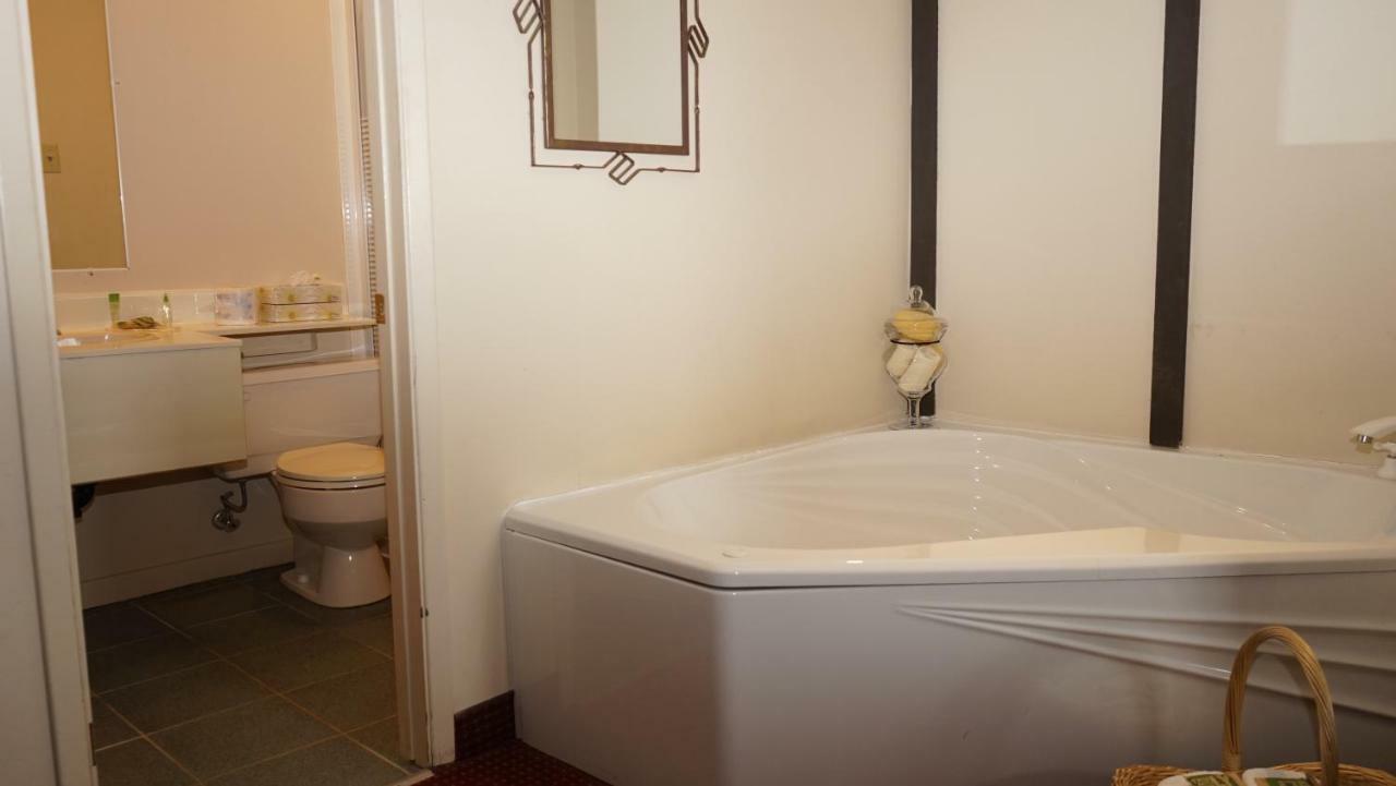 Mcintosh Country Inn & Conference Centre Морисбърг Екстериор снимка