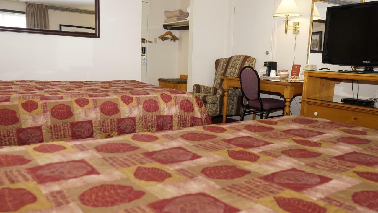 Mcintosh Country Inn & Conference Centre Морисбърг Екстериор снимка