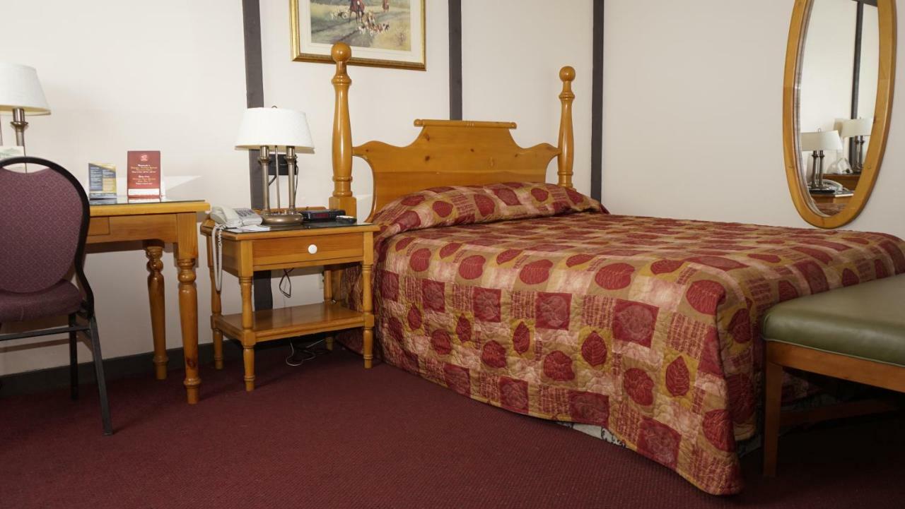 Mcintosh Country Inn & Conference Centre Морисбърг Екстериор снимка